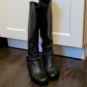 In good used condition Rieker knee high boots 2 inch heels.